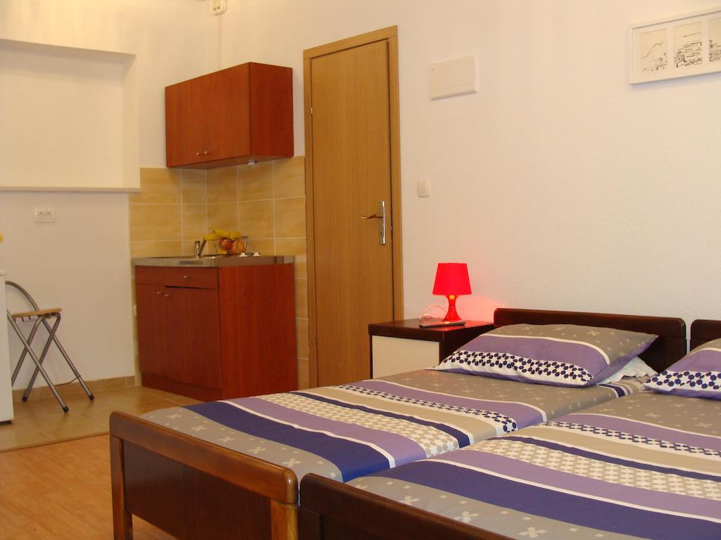 Guesthouse Boris Labin  Rum bild